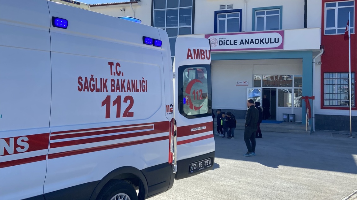 Sağlık Personelleri Okulumuza Gelerek Çocuklarımıza Ambulansı Tanıttı